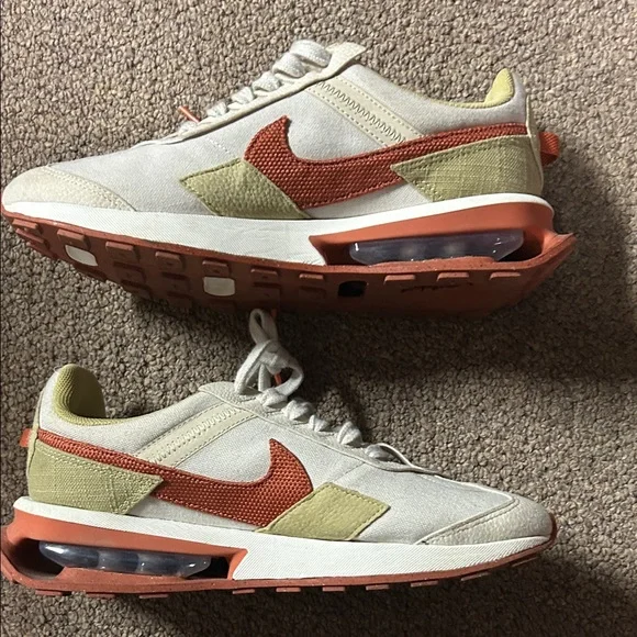 Nike Sneakers in Cream and Red